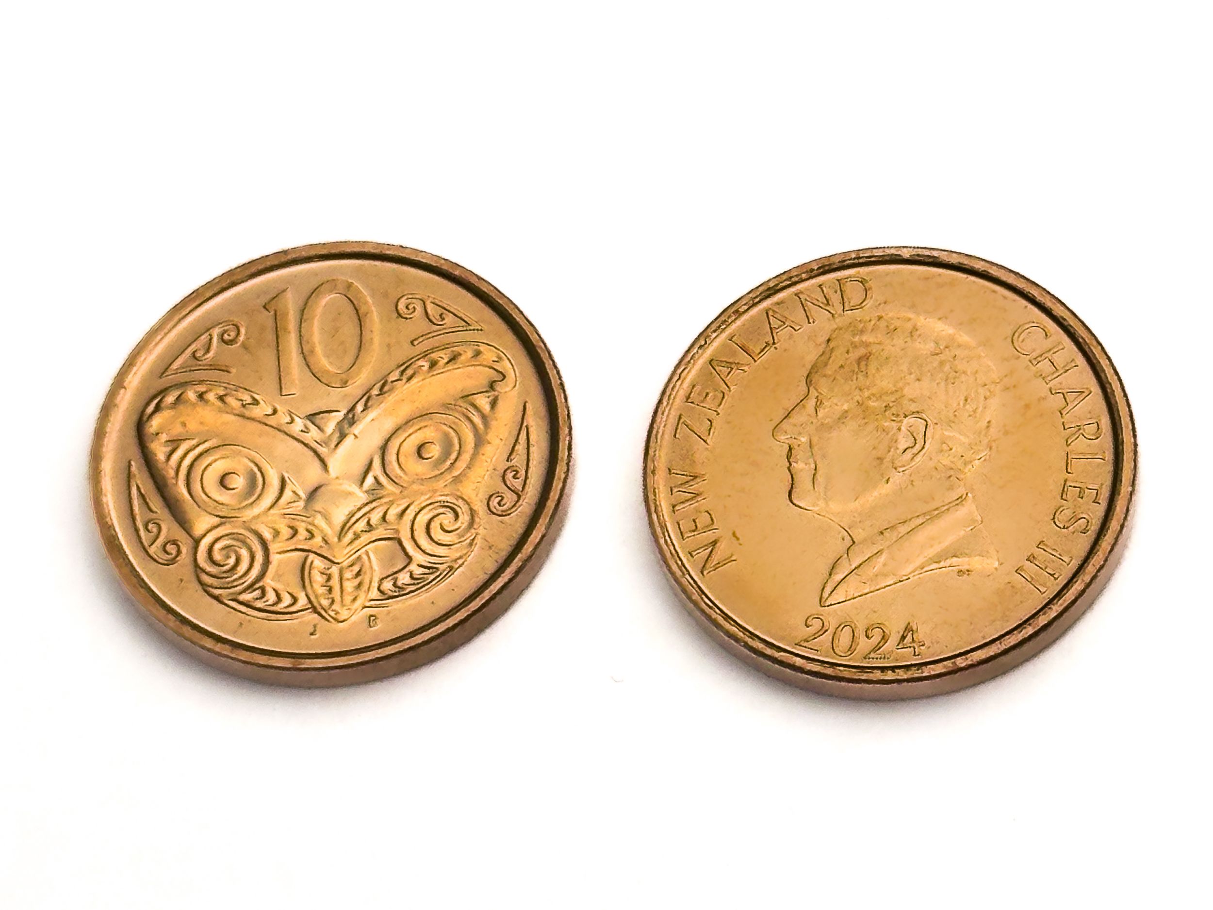 Left: Reverse (tails) side of the 10 cent coin with a koruru. Right: Heads (obverse) side with King Charles.