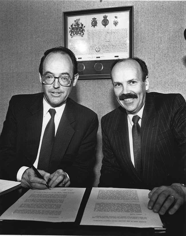 Governor Don Brash and Minister of Finance Hon. David Caygill signing the first Policy Targeting Agreement, 2 March 1990.